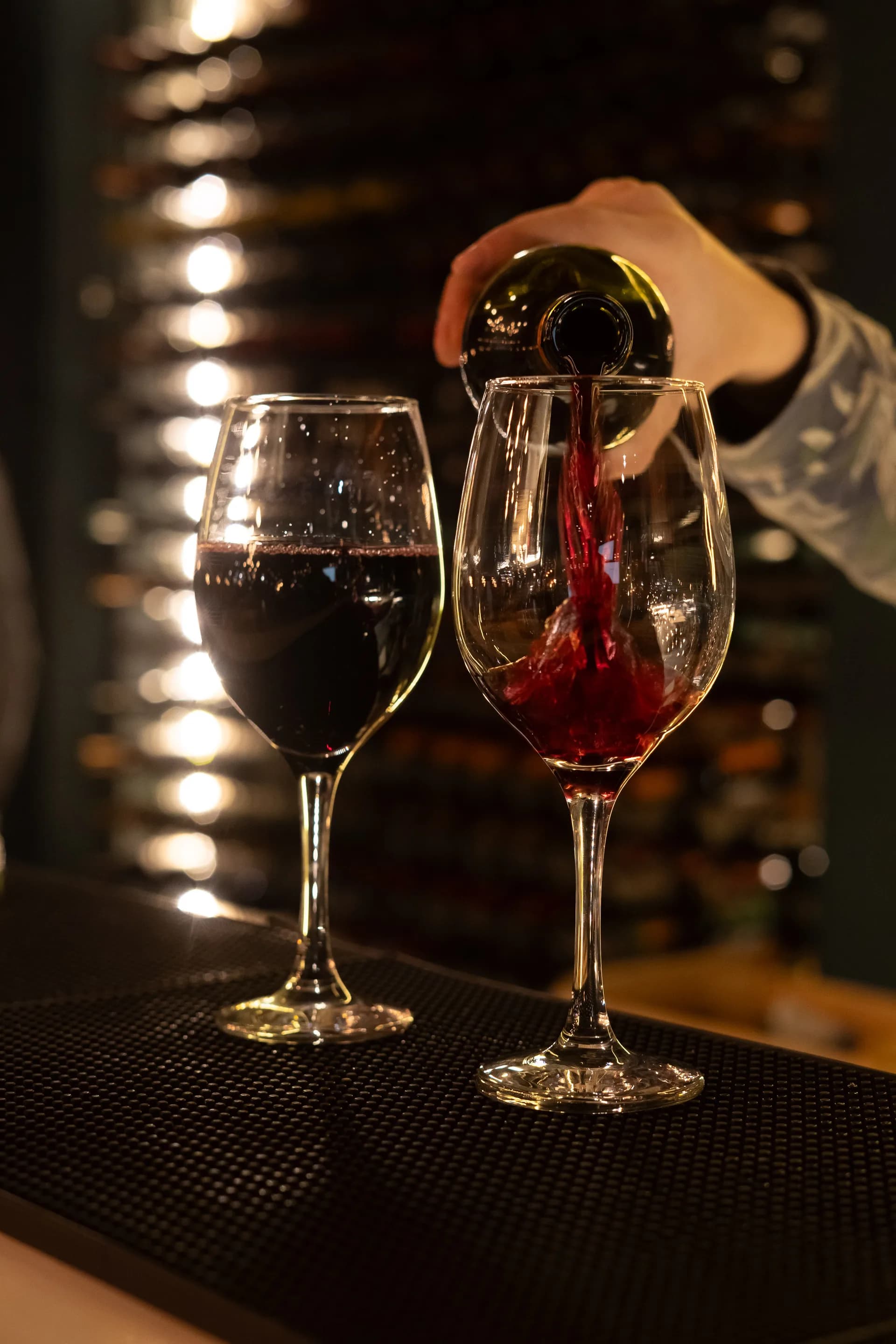 Wine bar premium Corbó en Av. Hipólito Yrigoyen, San Rafael Mendoza - copas con vino servido