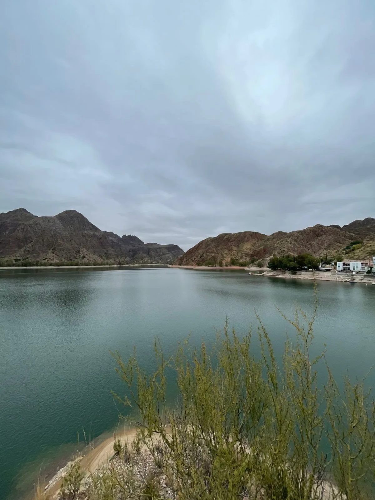 Embalse en San Rafael con montañas al fondo